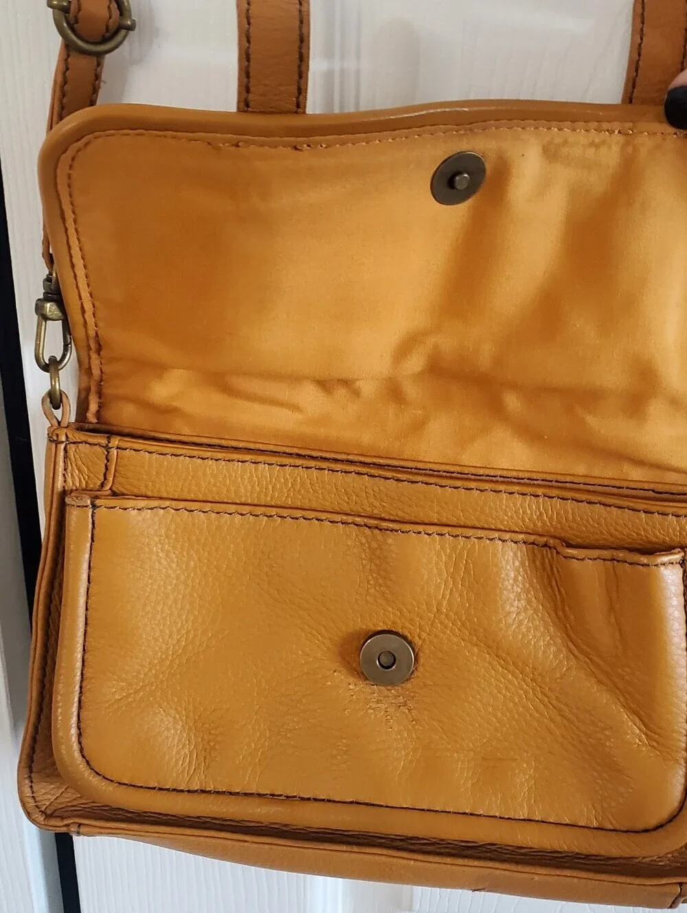 THE SAK HOBO PEBBLED LEATHER BAG. COGNAC COLOR. CROSSBODY